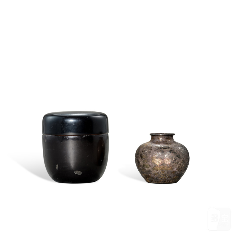 A small parcel-gilt silver 'mandarin duck' jar, Tang dynasty | 唐 局部銀鎏金鏨刻鴛鴦紋小罐 - 图2